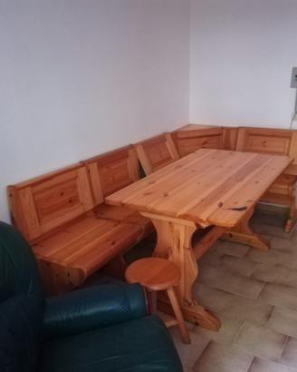Panca angolare con tavolo e sgabello.