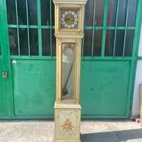 Orologio, vaso, quadri