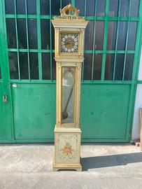 Orologio, vaso, quadri