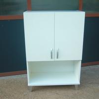 Mobiletto bianco con antine