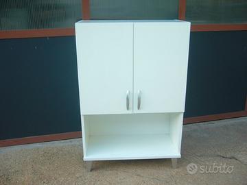 Mobiletto bianco con antine