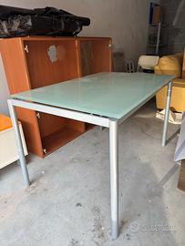 Tavolo con 4 sedie e comodino
