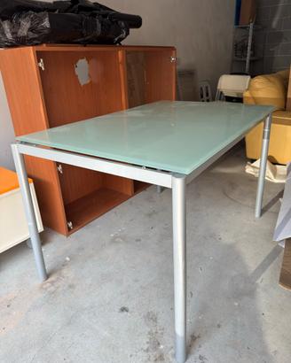 Tavolo con 4 sedie e comodino