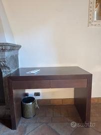 Scrivania in legno