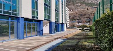 Ufficio al grezzo con posti auto privati.