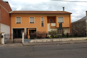 Indipendente bilivelli con mansarda e giardino