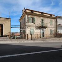 CASA SINGOLA SU PIU' PIANI CON TERRENO