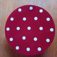 Particolare alzata per dolci con accessori