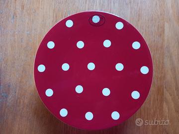 Particolare alzata per dolci con accessori