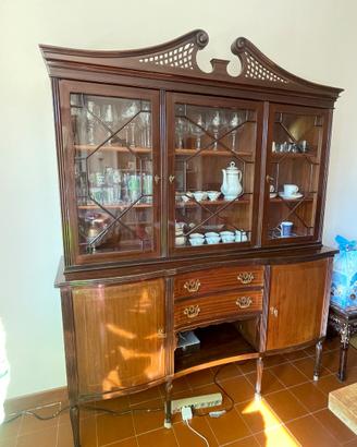 Vetrina stile Chippendale in legno con vetri – 150