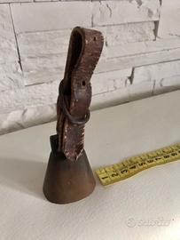 Antico campanaccio in bronzo con cinturino in cuoi