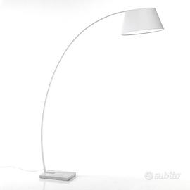 Lampada da terra in metallo e marmo