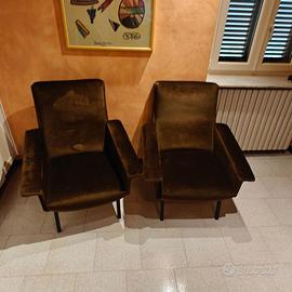 Coppia di poltrone in velluto marrone con bracciol