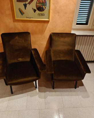 Coppia di poltrone in velluto marrone con bracciol
