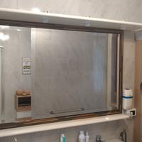 Specchio completo di mensole e faretti