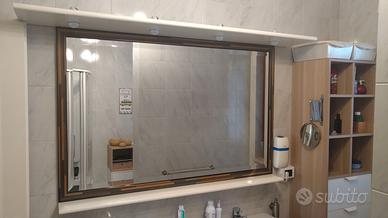 Specchio completo di mensole e faretti