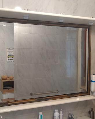 Specchio completo di mensole e faretti