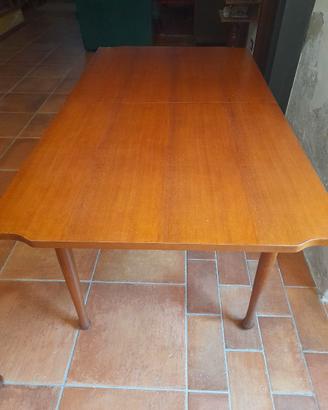 Tavolo in mogano allungabile