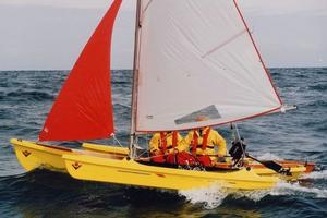 Trimarano a vela