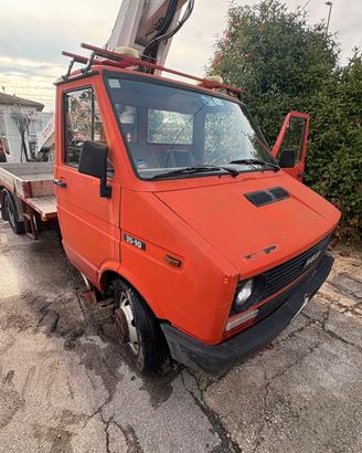 M144 - IVECO DAILY CON PIATTAFORMA CESTA AEREA