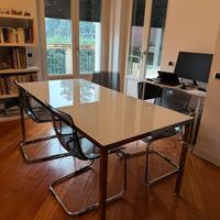 Tavolo moderno in metallo e vetro con 4 sedie