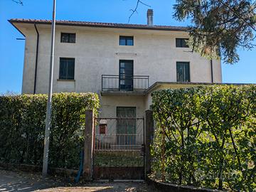 Rustico da ristrutturare con terreno edificabile