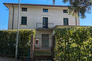 Rustico da ristrutturare con terreno edificabile