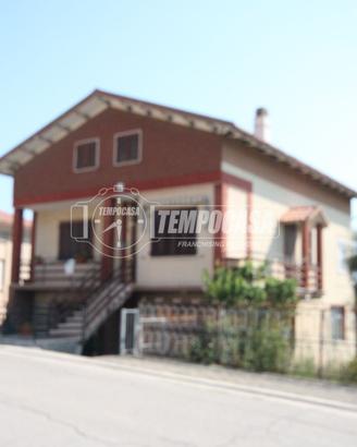 CASA SINGOLA CON CORTE E LABORATORIO