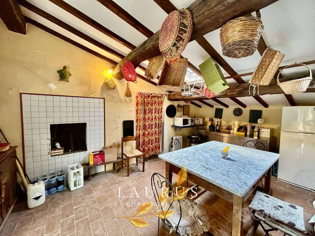 Rustico / Casale di 400 m² con più di 5 locali a S - Altro