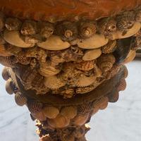Colonna portavaso con conchiglie fatta a mano