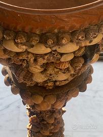 Colonna portavaso con conchiglie fatta a mano