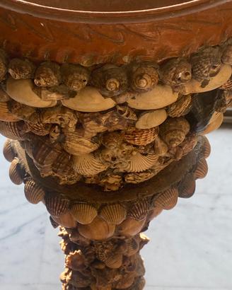 Colonna portavaso con conchiglie fatta a mano