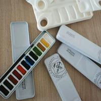 Confezioni di acquarelli e tavolozze in plastica