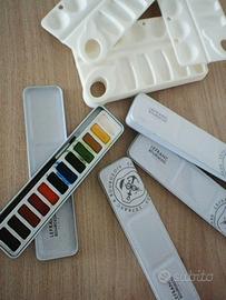 Confezioni di acquarelli e tavolozze in plastica