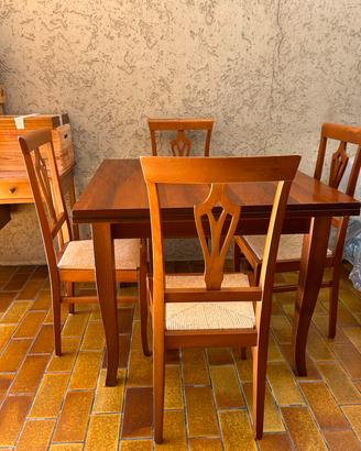 Tavolo + 4 sedie in legno