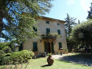 Villa con parco annesso e terreno Terricciola Pisa