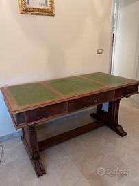 Scrivania in legno classica