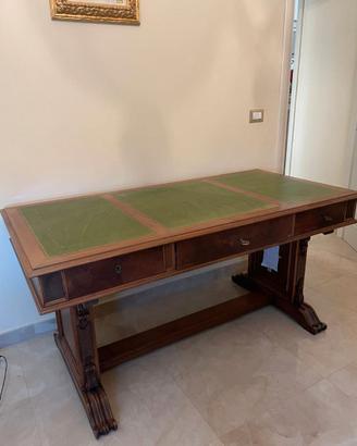 Scrivania in legno classica