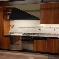 Cucina con elettrodomestici 