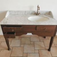 Mobile bagno con lavabo e piano in marmo