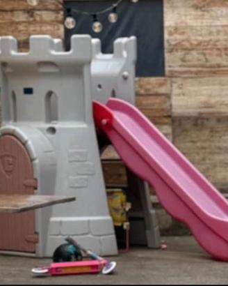Grande scivolo giocattolo con casetta