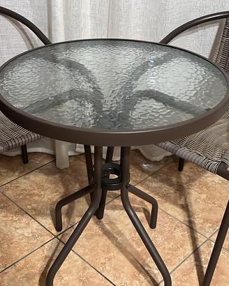 Set composto da due sedie e un tavolino