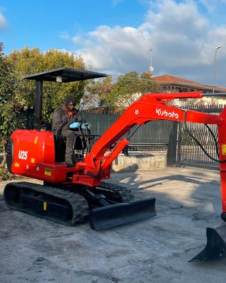 E114 Mini escavatore 25 q Kubota U25