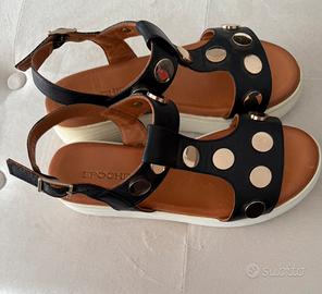 Sandali nero con borchie dorate nuovi