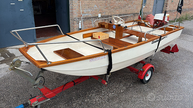 Trimarano tipo Boston Whaler