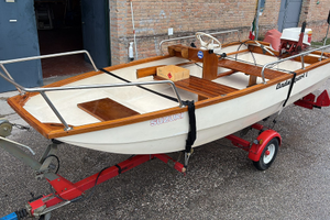 Trimarano tipo Boston Whaler