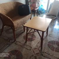 Divanetto in vimini e tavolino 