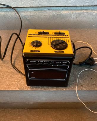 Radiosveglia vintage cubo International