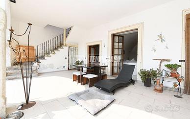 Rustico su due livelli con terrazzo panoramico e g