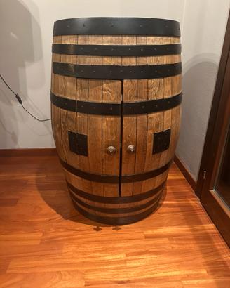 Cantinetta realizzata con una botte di legno